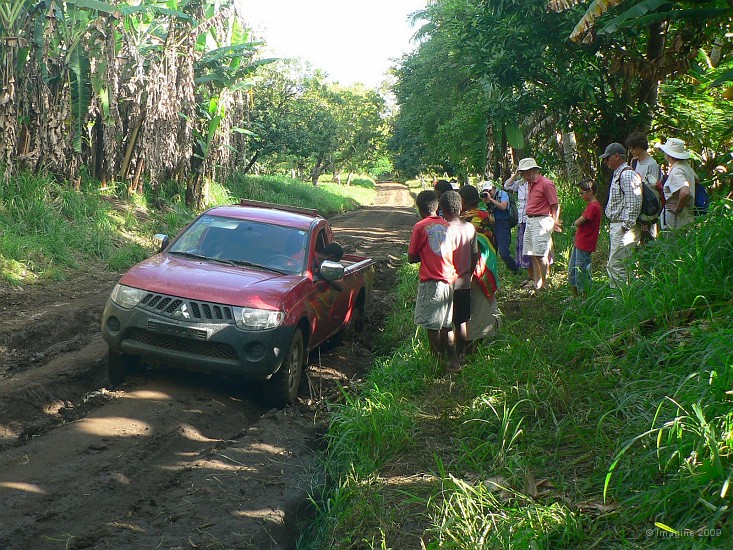 65- Embourbe au meme endroit qu'a l'aller, on descend de la benne.JPG